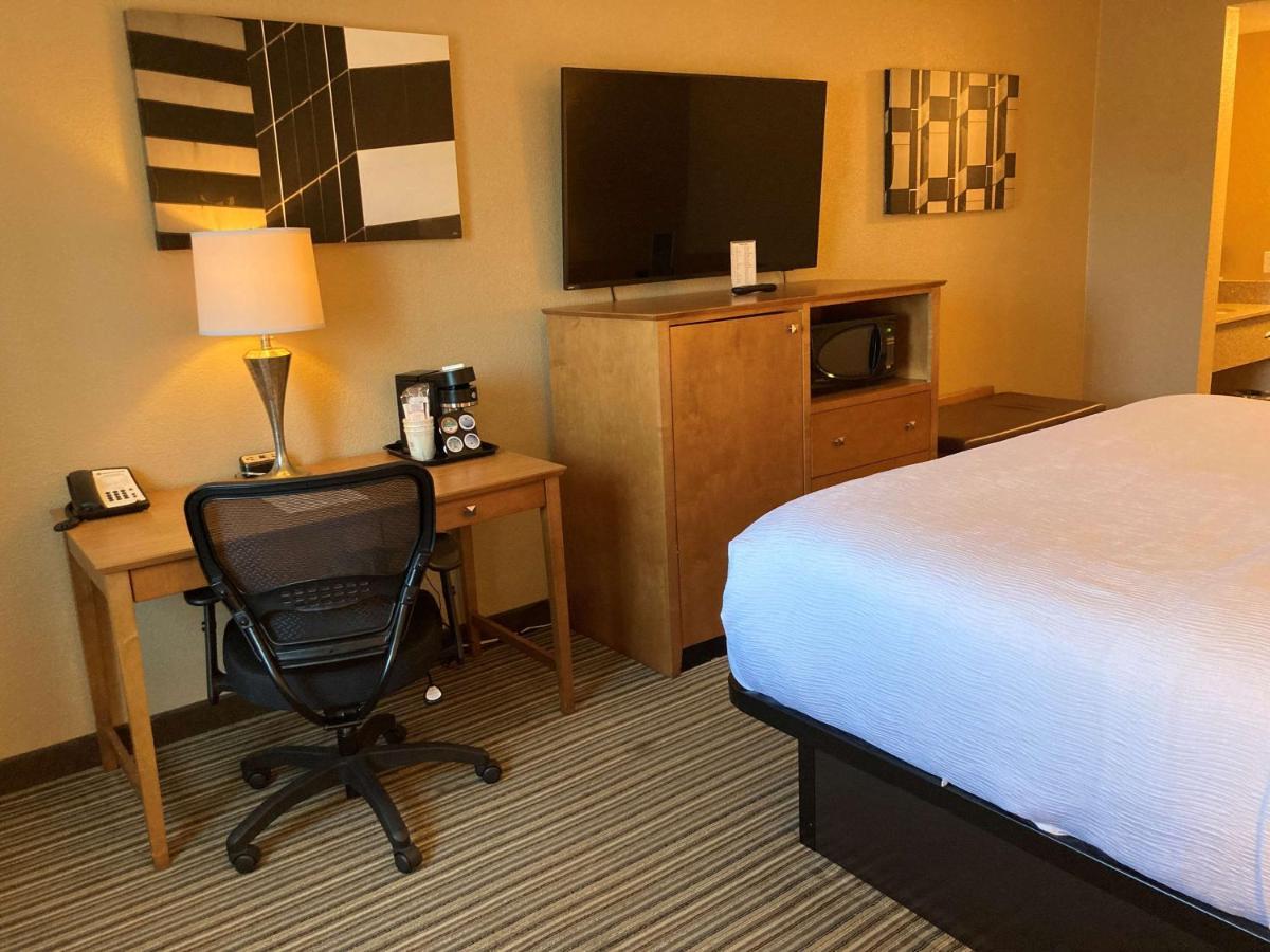 Western & Hotel 3*